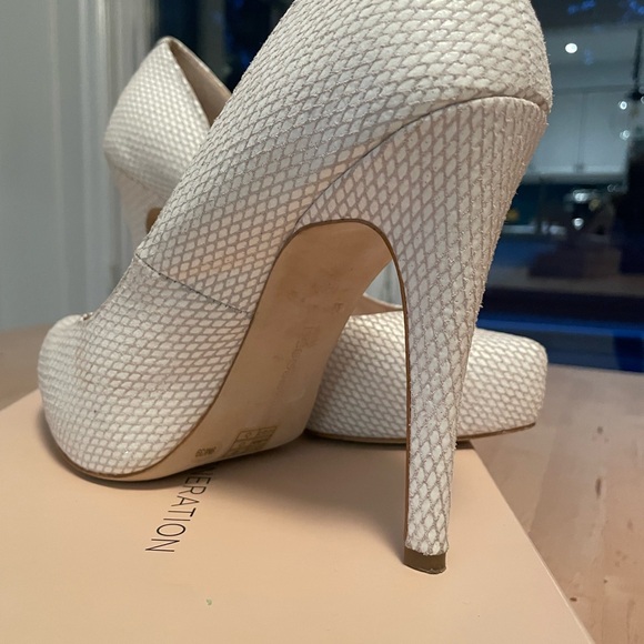 BCBGGeneration Parade Platform Pumps 9M White Snakeskin Stiletto. - Picture 3 of 8